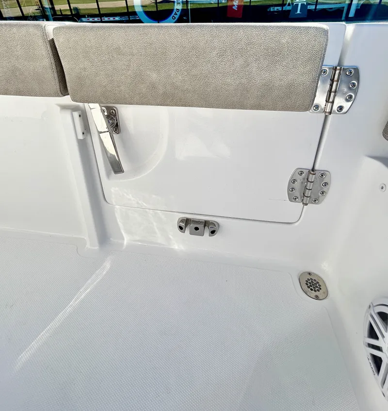 Slide: The Image of Sea Hunt Ultra 245 2026 - 49