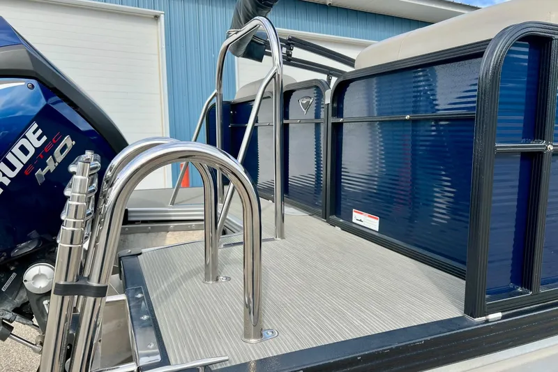 Slide: The Image of 2018 Manitou 23 Aurora LE boat with Evinrude E-TEC motor and stainless steel ladder. - 11