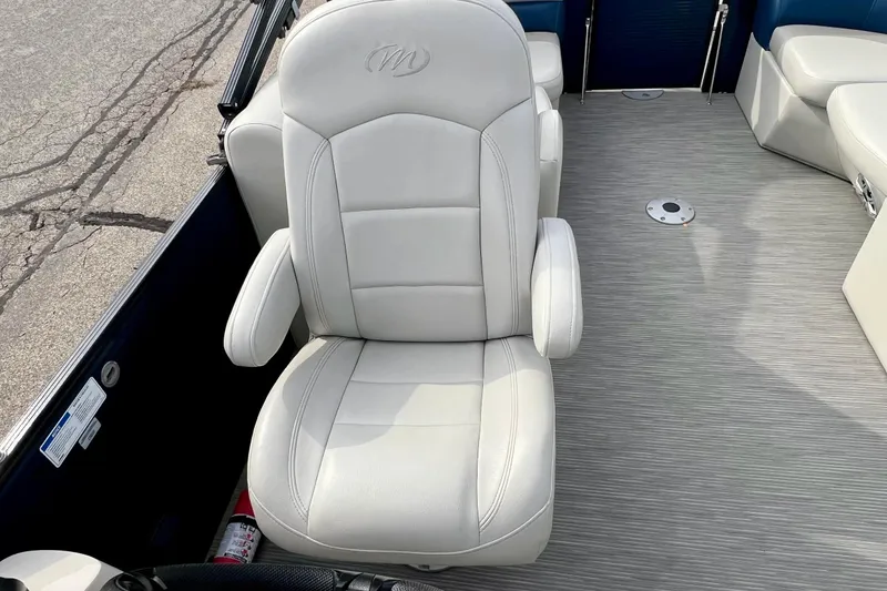 Slide: The Image of Captain's chair on 2018 Manitou 23 Aurora LE pontoon boat, featuring sleek white upholstery. - 20