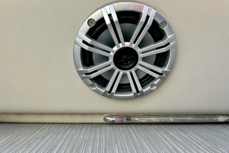 Slide: The Image of Speaker on 2018 Manitou 23 Aurora LE boat interior, featuring sleek design. - 38