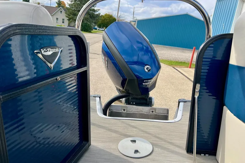 Slide: The Image of 2018 Manitou 23 Aurora LE boat with Evinrude engine, docked outdoors. - 42