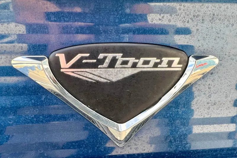 Slide: The Image of Emblem of 2018 Manitou 23 Aurora LE V-Toon on blue background. - 43