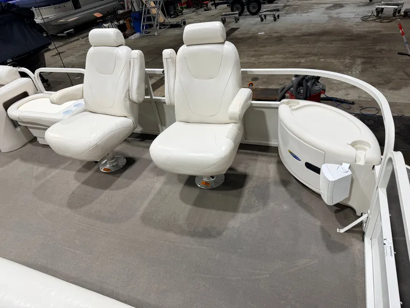 Slide: The Image of Crestliner 2485 Sport LX Pontoon 2006 - 11