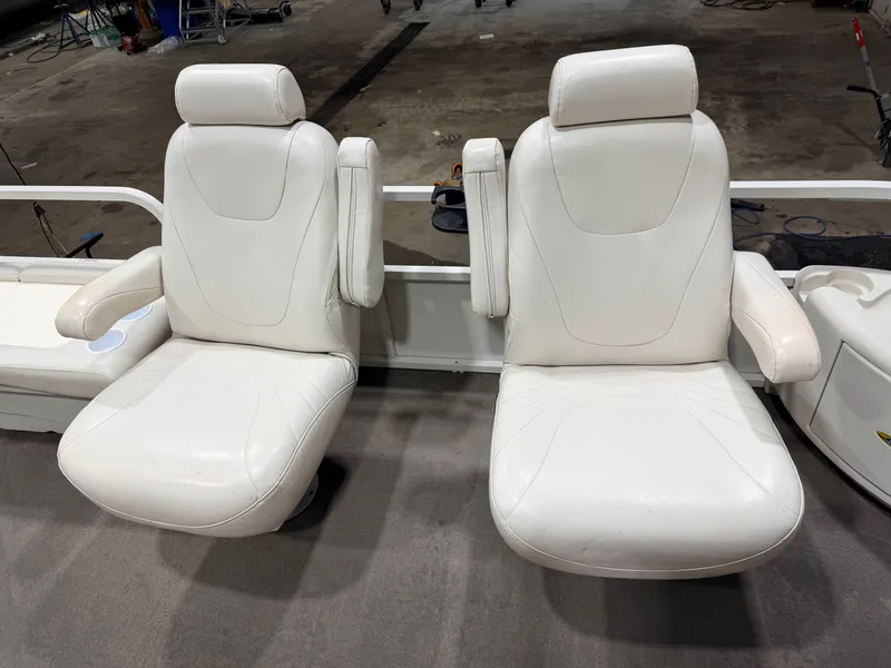 Slide: The Image of Crestliner 2485 Sport LX Pontoon 2006 - 13