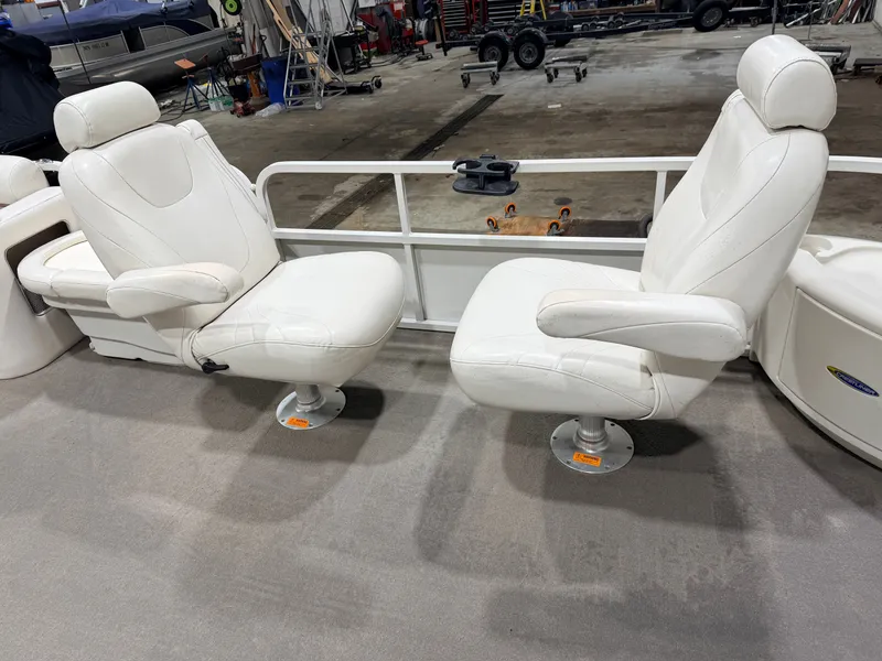 Slide: The Image of Crestliner 2485 Sport LX Pontoon 2006 - 14