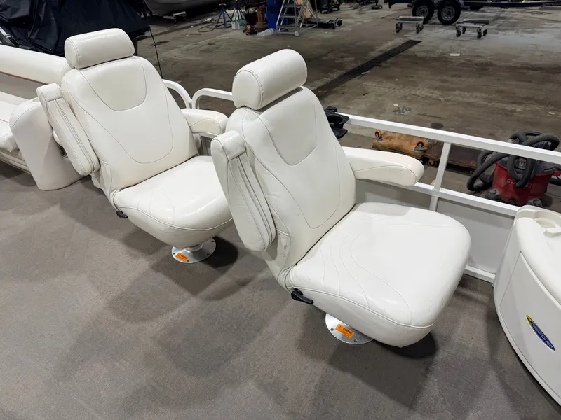 Slide: The Image of Crestliner 2485 Sport LX Pontoon 2006 - 21