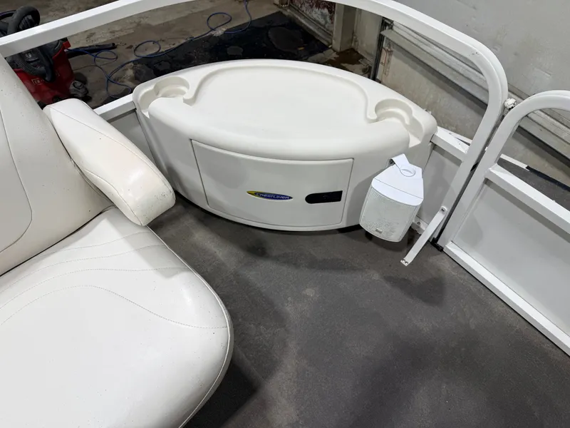 Slide: The Image of Crestliner 2485 Sport LX Pontoon 2006 - 24