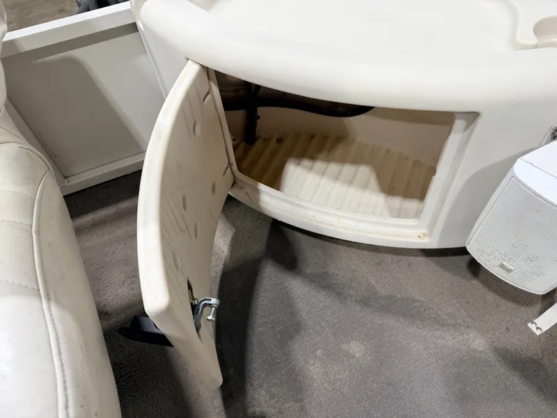 Slide: The Image of Crestliner 2485 Sport LX Pontoon 2006 - 25