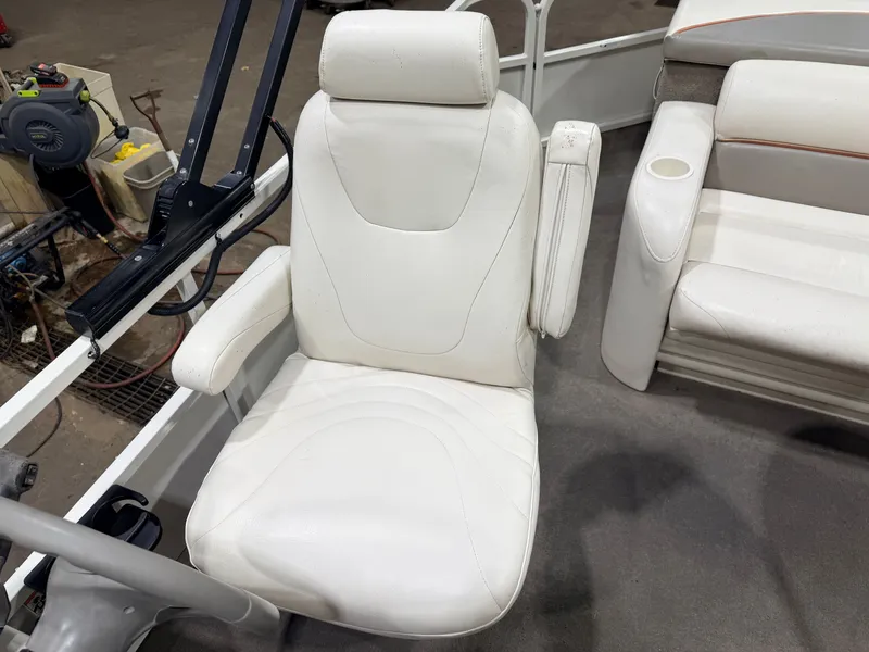 Slide: The Image of Crestliner 2485 Sport LX Pontoon 2006 - 29