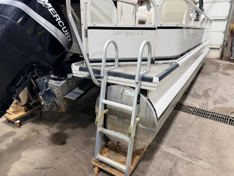 Slide: The Image of Crestliner 2485 Sport LX Pontoon 2006 - 45