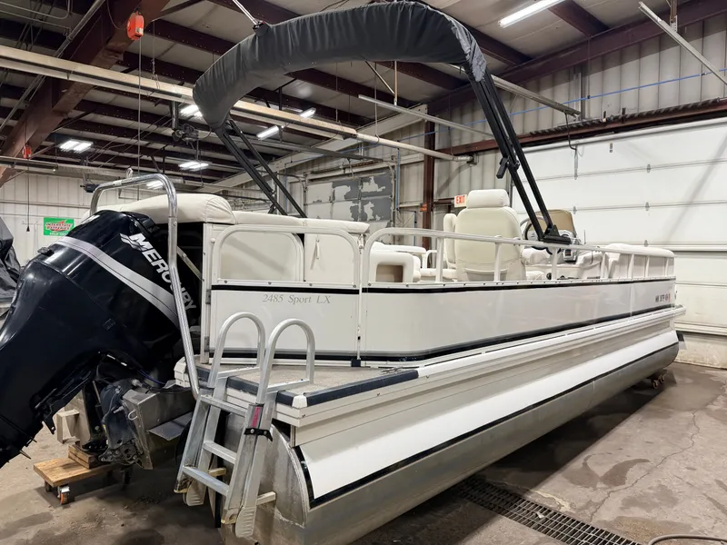 Slide: The Image of Crestliner 2485 Sport LX Pontoon 2006 - 46