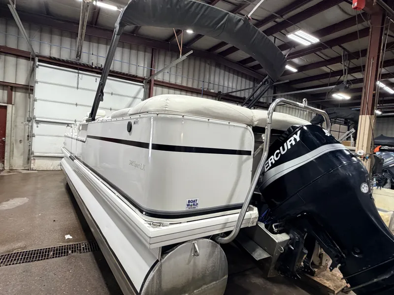 Slide: The Image of Crestliner 2485 Sport LX Pontoon 2006 - 55