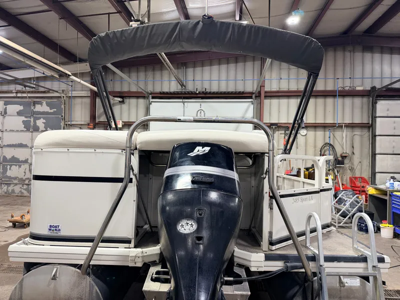 Slide: The Image of Crestliner 2485 Sport LX Pontoon 2006 - 56