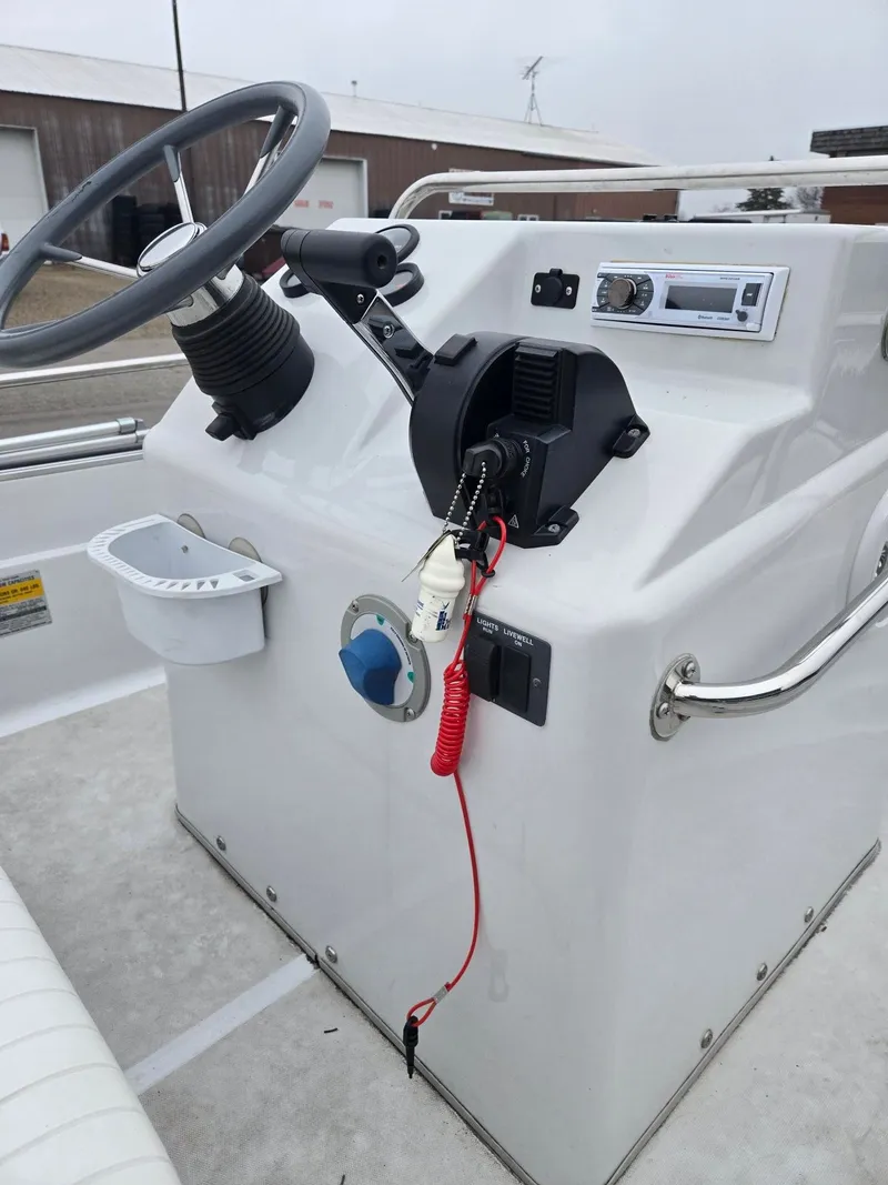 Slide: The Image of Boston Whaler Dauntless 15 1994 - 10