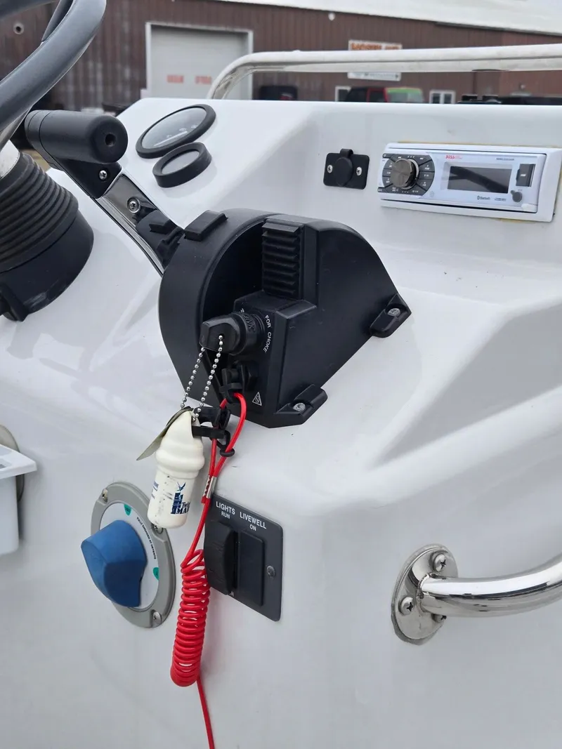 Slide: The Image of Boston Whaler Dauntless 15 1994 - 11