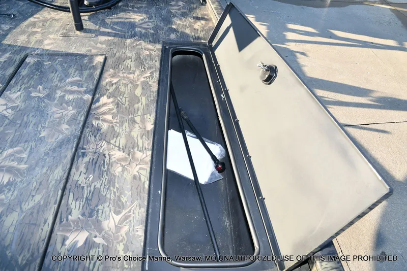 Slide: The Image of Crestliner VT 18 DX w/115HP Mercury Pro-XS 2018 - 57