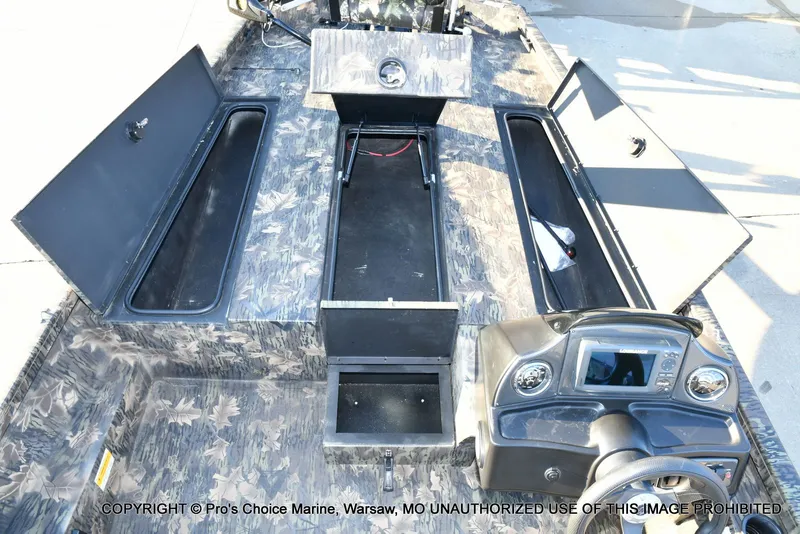 Slide: The Image of Crestliner VT 18 DX w/115HP Mercury Pro-XS 2018 - 9