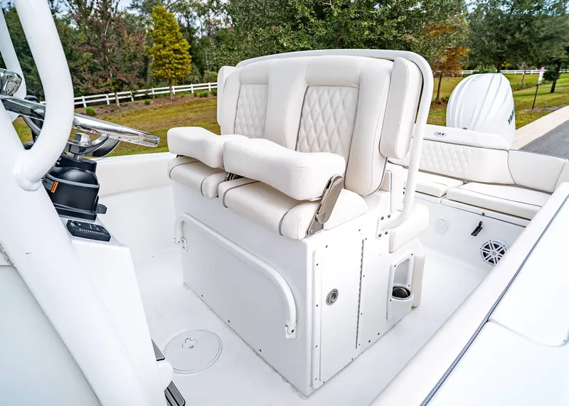 Slide: The Image of Sea Hunt Ultra 235 SE 2026 - 14