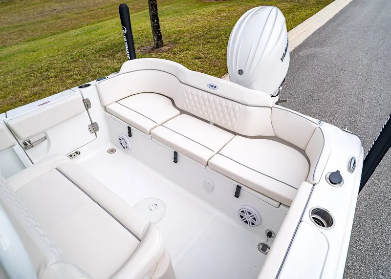 Slide: The Image of Sea Hunt Ultra 235 SE 2026 - 8