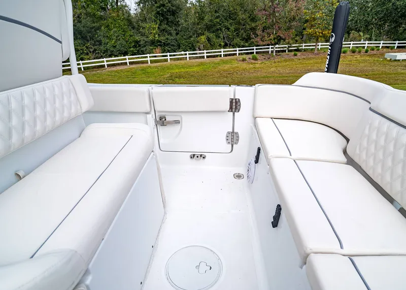 Slide: The Image of Sea Hunt Ultra 235 SE 2026 - 9