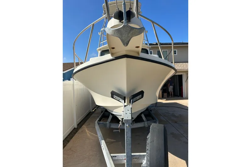 Slide: The Image of Front view of a 2000 Parker 2520 XLD Sport Cabin boat on a trailer. - 16