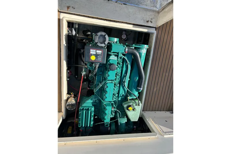Slide: The Image of Engine compartment of a 2000 Parker 2520 XLD Sport Cabin boat. - 29