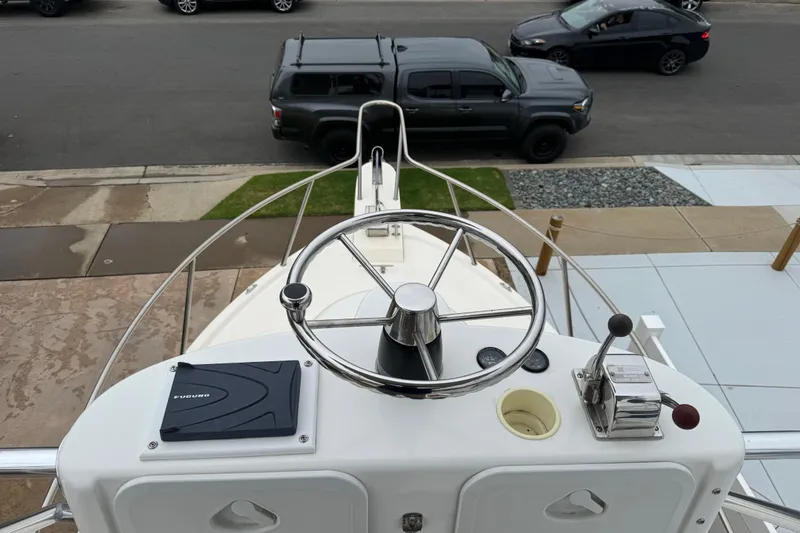 Slide: The Image of Parker 2520 XLD Sport Cabin boat helm with steering wheel and controls, year 2000. - 7