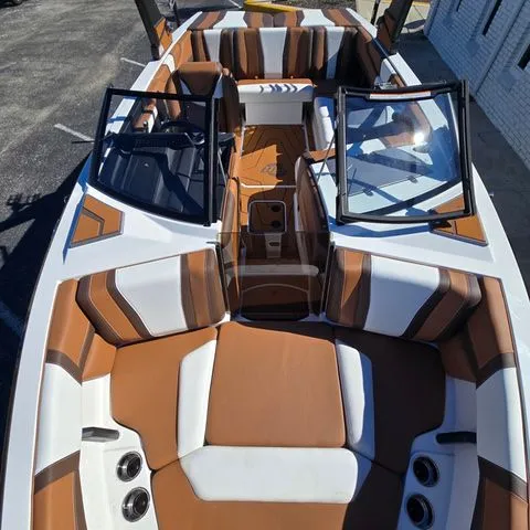 Slide: The Image of Malibu Wakesetter 21 LX 2026 - 10
