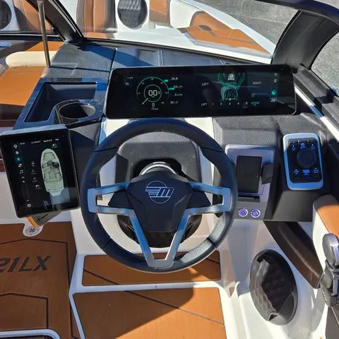 Slide: The Image of Malibu Wakesetter 21 LX 2026 - 11