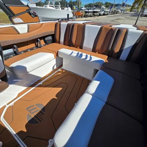 Slide: The Image of Malibu Wakesetter 21 LX 2026 - 13