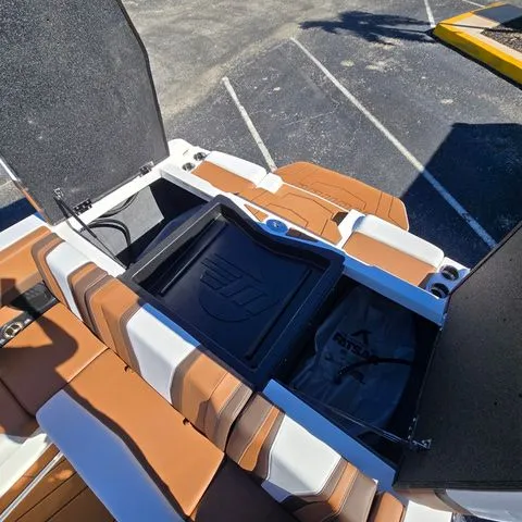 Slide: The Image of Malibu Wakesetter 21 LX 2026 - 14