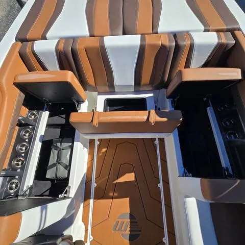 Slide: The Image of Malibu Wakesetter 21 LX 2026 - 15