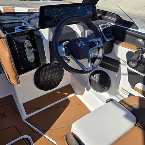 Slide: The Image of Malibu Wakesetter 21 LX 2026 - 16