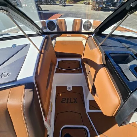Slide: The Image of Malibu Wakesetter 21 LX 2026 - 8