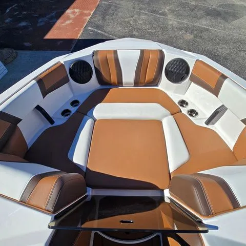 Slide: The Image of Malibu Wakesetter 21 LX 2026 - 9