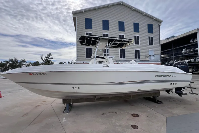 Slide: The Image of 2003 Wellcraft 29 CCF boat on display outside a large building. - 10