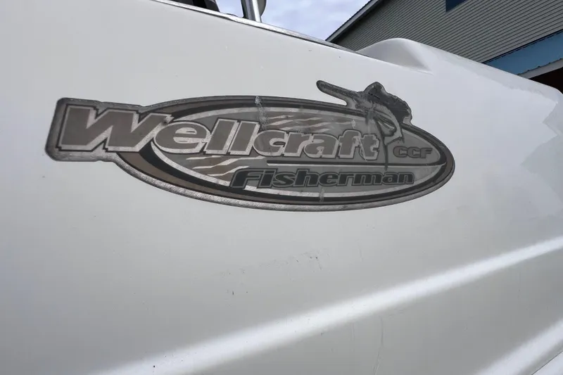 Slide: The Image of 2003 Wellcraft 29 CCF Fisherman logo on boat exterior. - 14