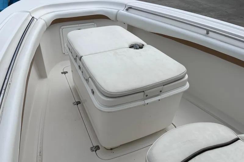 Slide: The Image of 2003 Wellcraft 29 CCF boat interior with cushioned storage compartment. - 33