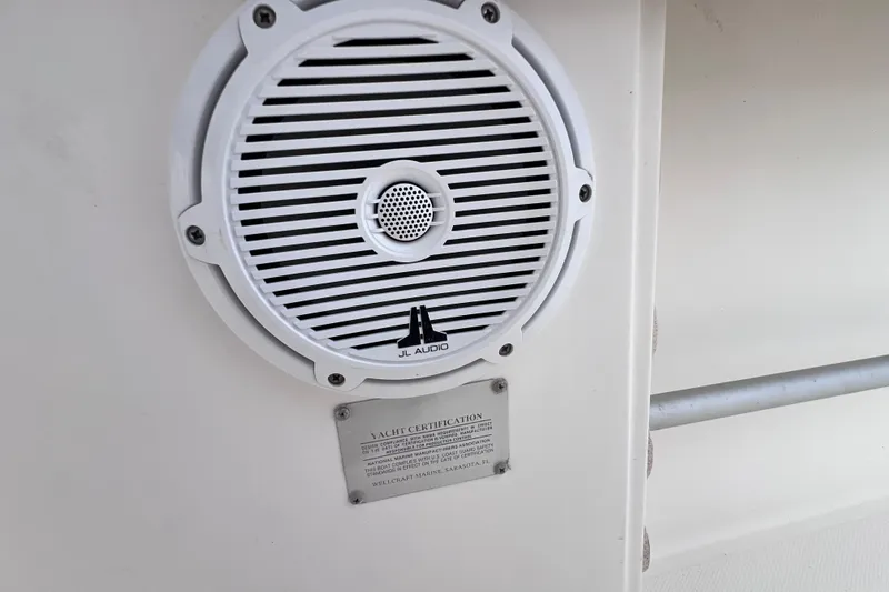 Slide: The Image of Speaker and yacht certification plaque on 2003 Wellcraft 29 CCF boat. - 43