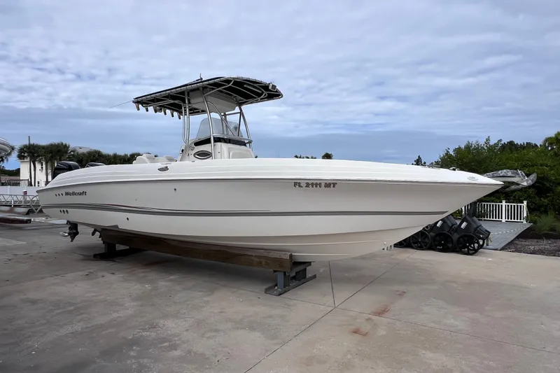 Slide: The Image of 2003 Wellcraft 29 CCF boat on display, white hull, outdoor setting. - 6