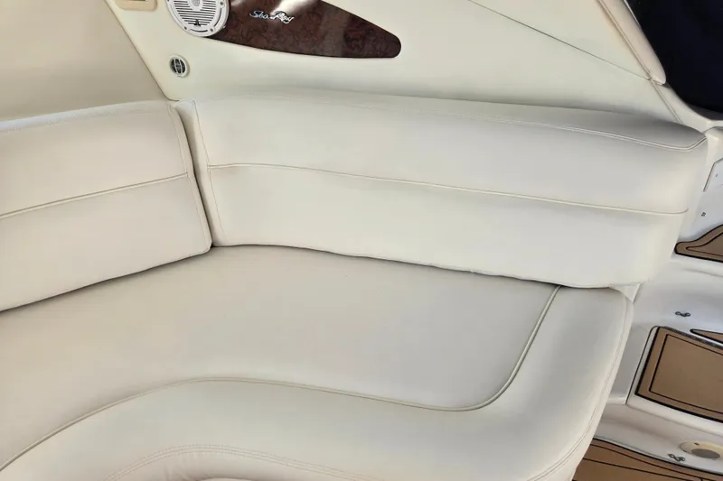 Slide: The Image of Cream leather seating on a 2000 Sea Ray 540 Sundancer yacht. - 18
