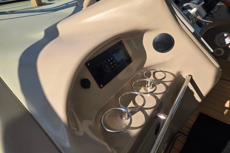 Slide: The Image of Control panel and cup holders on 2000 Sea Ray 540 Sundancer yacht. - 28