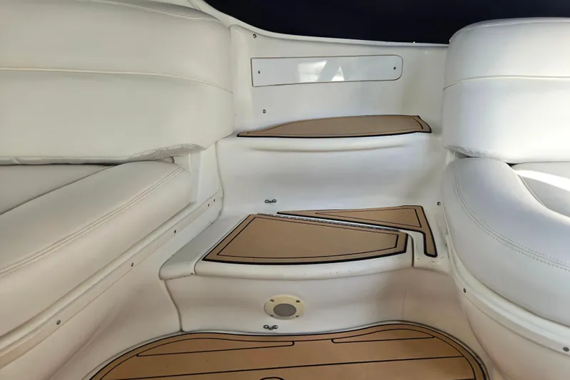 Slide: The Image of Interior seating and steps of a 2000 Sea Ray 540 Sundancer yacht, featuring white upholstery. - 58