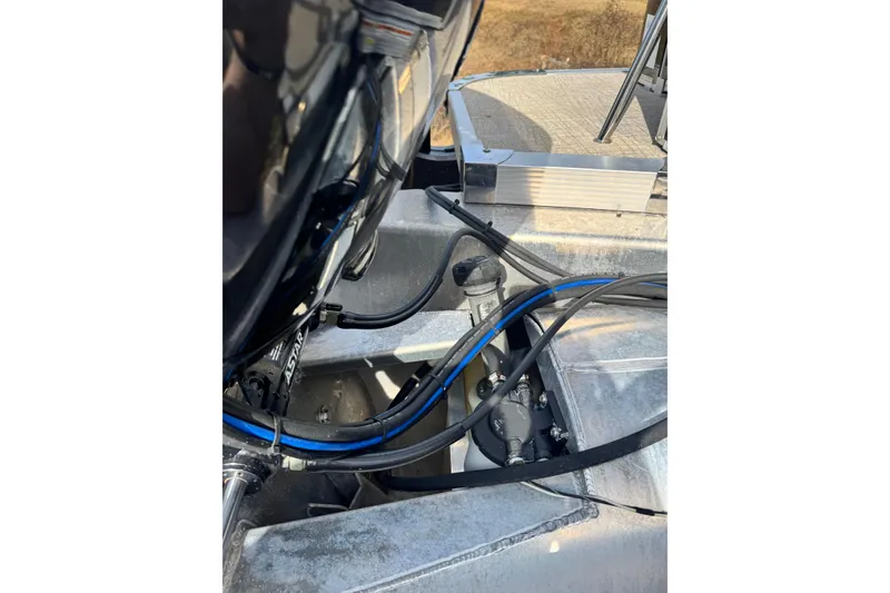 Slide: The Image of 2022 Avalon GS Rear Fish 25' boat engine and wiring details. - 30