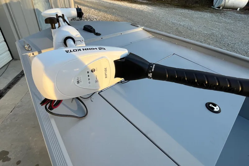 Slide: The Image of Minn Kota Riptide motor on 2026 Tracker Bass Tracker Classic CC boat. - 73