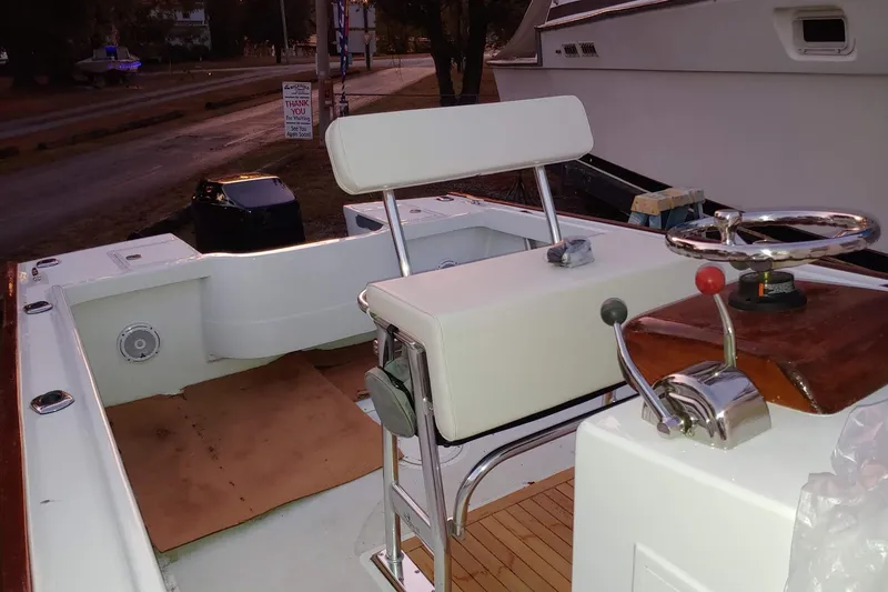 Slide: The Image of 1977 Wellcraft 270 Coastal O/B boat interior with steering wheel and seating. - 11