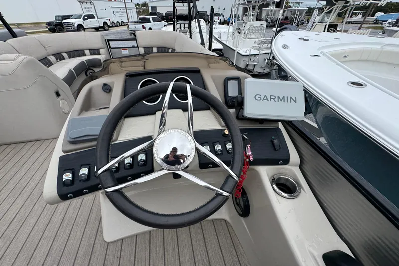 Slide: The Image of 2019 Bennington 25 RSBDN boat dashboard with Garmin navigation system. - 21