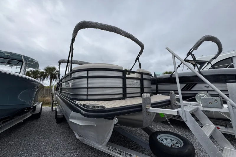 Slide: The Image of 2019 Bennington 25 RSBDN pontoon boat on trailer, overcast sky background. - 3