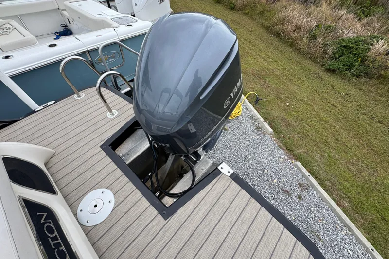 Slide: The Image of 2019 Bennington 25 RSBDN boat with Yamaha outboard motor on a dock. - 33