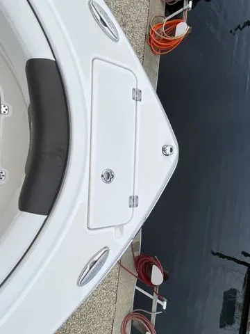 Slide: The Image of Robalo R227 Dual Console 2021 - 17